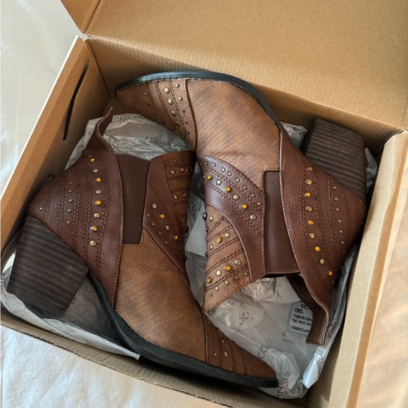 Brand: Coconuts by Matisse. Size: 8. Color: Brown with brass and orange detail. - Picture 1 of 6